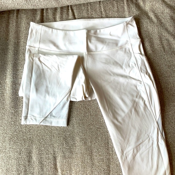Like new white lululemon Capri tights - Picture 1 of 3